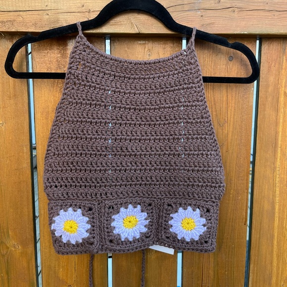 Handmade crochet floral top with open back - Picture 2 of 5